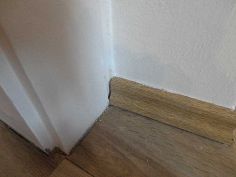Nesprávně ukončena podlahová lišta