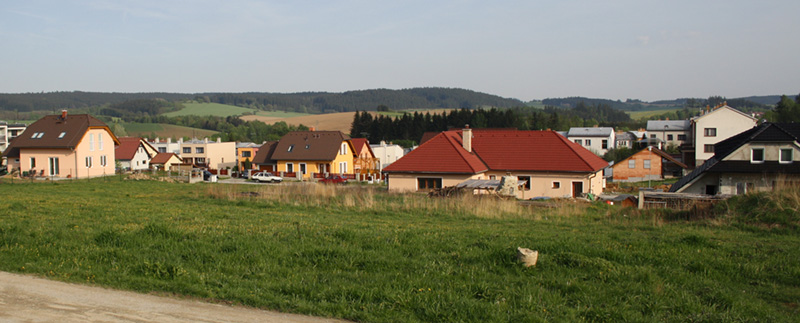 Typický pozemek v tzv. satelitním městečku